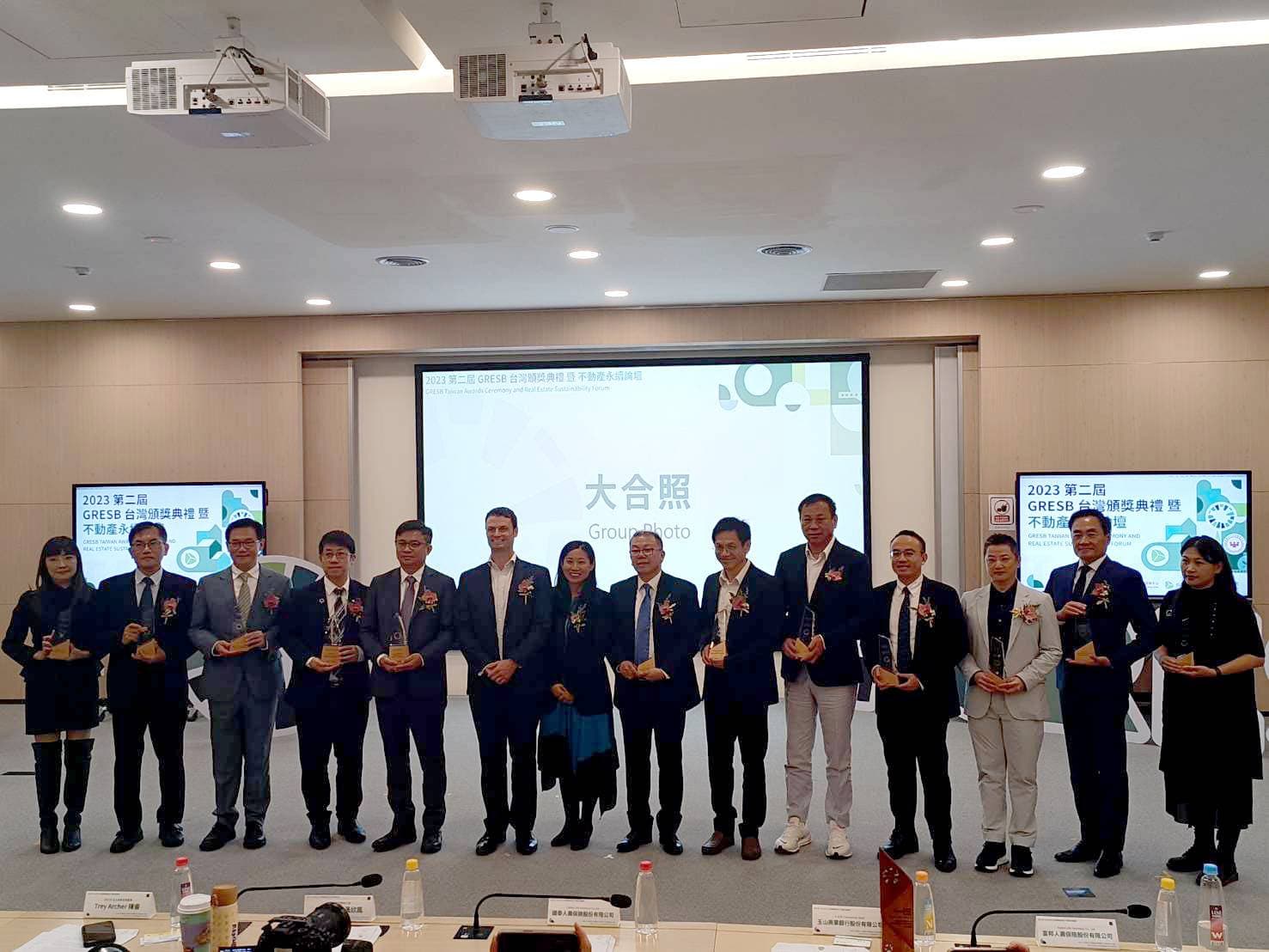 10 家不動產得獎者合影